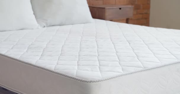 Łóżko z miękkim materacem w pokoju, zbliżenie - Materiał filmowy, wideo