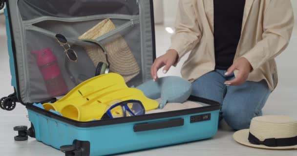 Touristin packt Koffer zu Hause - Filmmaterial, Video