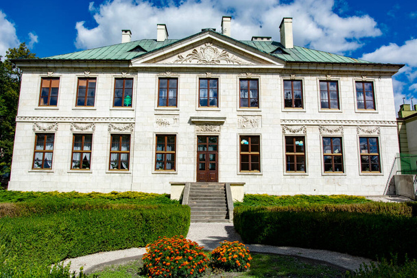 Schloss der Familie Wielopolski in Piczw - Foto, Bild