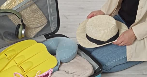 Vrouwelijke toeristische verpakking koffer thuis - Video