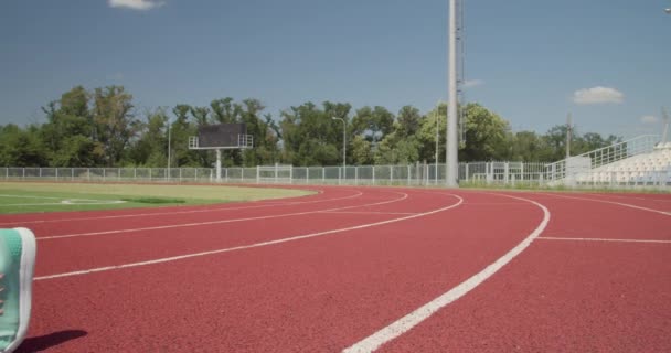 Giovane donna sportiva che corre nello stadio - Filmati, video