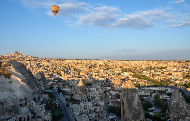 Красочные воздушные шары, летящие над долиной и скалами с феевыми дымоходами возле Гореме, Каппадокия, Турция - Фото, изображение