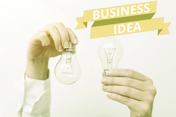 Merkki näyttää Business Idea. Sana käsitteelle, jota voidaan käyttää kaupallisiin tarkoituksiin kaksi Hands holding lamppu esittelee tai esittelee uuden teknologian ideoita - Valokuva, kuva