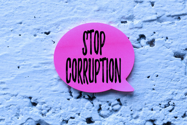 Tekstbord met Stop Corruptie. Zakelijke aanpak Maak een einde aan misbruik van toevertrouwde macht voor privégewin Denken aan nieuwe heldere ideeën Creativiteit en inspiratie vernieuwen - Foto, afbeelding