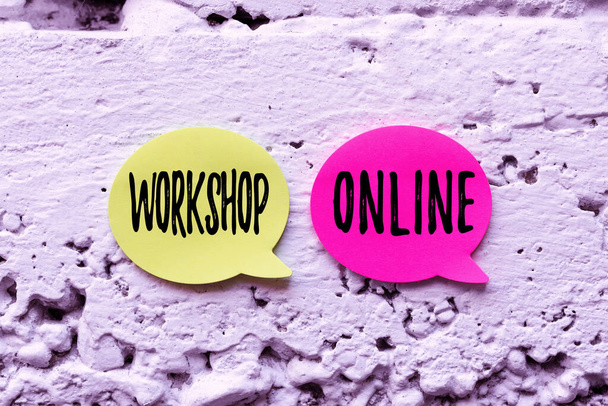 Tekst met inspiratie Workshop Online. Internet Concept groep van tonen deelnemen aan intensieve discussie en activiteit Denken Nieuwe Heldere Ideeën Vernieuwen Creativiteit en Inspiratie - Foto, afbeelding