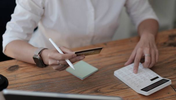 calcular cuánto costo o gasto tienen con tarjeta de crédito - Foto, Imagen
