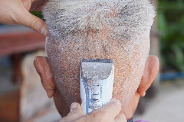 Zoom View Fryzjer lub fryzjer Użyj Clipper Cut Old Man Back Head Hair w domu fryzjer - Zdjęcie, obraz