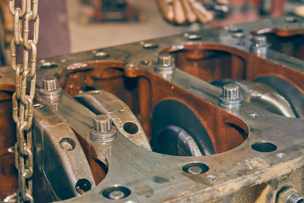 Bloque inferior del cilindro y cigüeñal del motor del coche en taller de reparación de automóviles en tono vintage - Foto, imagen