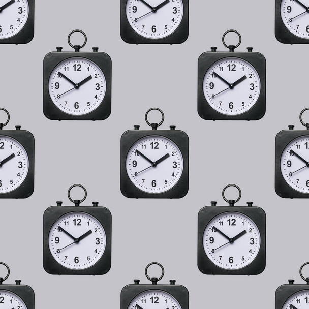 Безшовний візерунок класичних годинників з руками на сірому фоні. Красивий циферблат
. - Фото, зображення