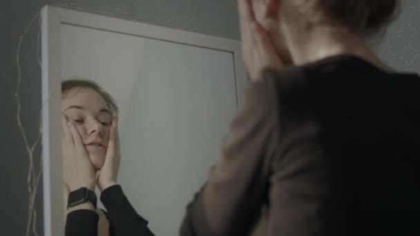 Una donna si prende cura della sua pelle facciale - Filmati, video