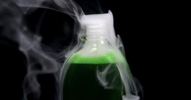 Butelka wypełniona toksycznym zielonym płynem bulgoczącym i dymiącym. Pojęcie samobójstwa przez truciznę, morderstwo lub substancje trujące. - Materiał filmowy, wideo