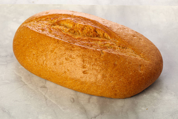 Σπιτική κρούστα λευκό ψωμί ρολό απομονωμένο - Φωτογραφία, εικόνα