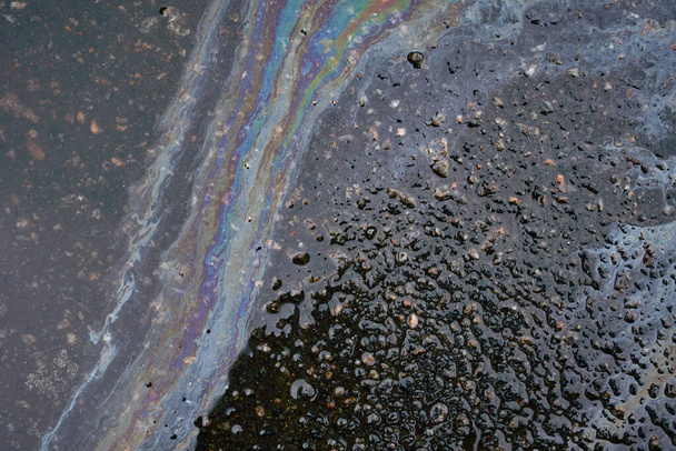 Contexte abstrait du pétrole, du gaz ou de l'essence déversés sur l'asphalte. Concept de pollution environnementale - Photo, image