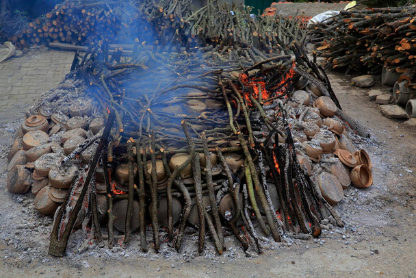 Ručně vyráběné, tradiční hliněný hrnec vaření metoda pohled. - Fotografie, Obrázek
