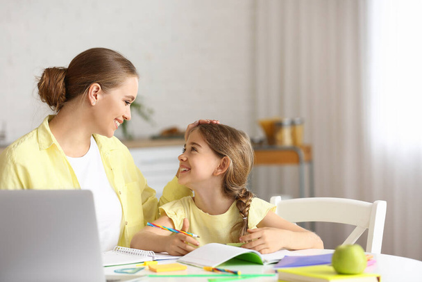 Menina com sua mãe fazendo aulas em casa - Foto, Imagem