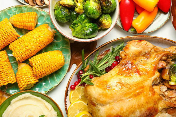 Sabroso pavo cocido con verduras para el Día de Acción de Gracias sobre fondo blanco - Foto, Imagen