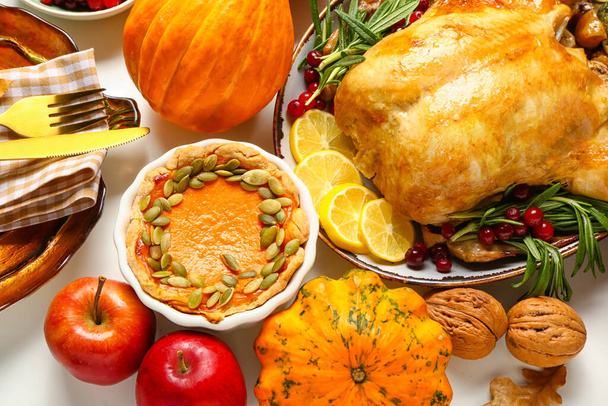 Dindon cuit au four savoureux et différents aliments pour le jour de Thanksgiving sur fond blanc - Photo, image