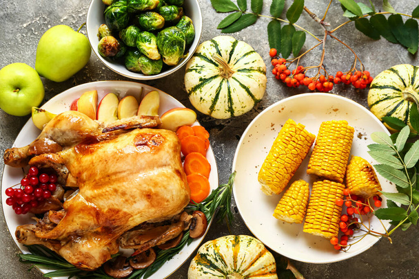 おいしい焼き七面鳥とグランジの背景に感謝祭の日のための異なる食品 - 写真・画像