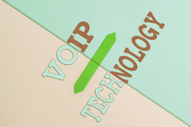 Text, der Inspiration für Voip Technology zeigt. Internet-Konzept nutzt das Internet als Übertragungsmedium für Telefongespräche Zwei Objekte, die auf einem separaten farbigen Hintergrund nach innen gerichtet sind - Foto, Bild