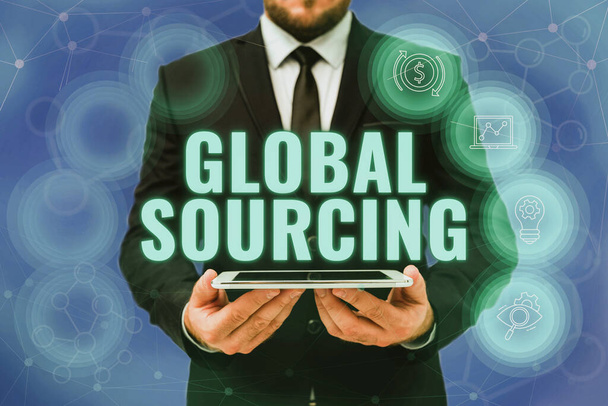 Teksti merkki osoittaa Global Sourcing. Käsitteellinen valokuva käytäntö hankinta globaaleilta markkinoilta tavaroiden Man In Office Uniform Holding Tablet Näyttö New Modern Technology. - Valokuva, kuva