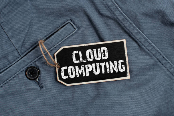 Cloud Computing 'i gösteren metin işareti. İş vitrini Boş Etiket Etiketlerinin İnternet Koleksiyonunda bulunan ve Bilgi Etiketi İşaretine Bağlı olan uzak sunucu ağını kullanın - Fotoğraf, Görsel