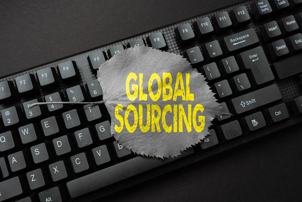 Az ihletet adó szöveg Global Sourcing. Az áruk globális piacáról történő beszerzés koncepcionális fotográfiai gyakorlata Absztrakt gépelés Online meghívólevelek, szövegszerkesztő program - Fotó, kép