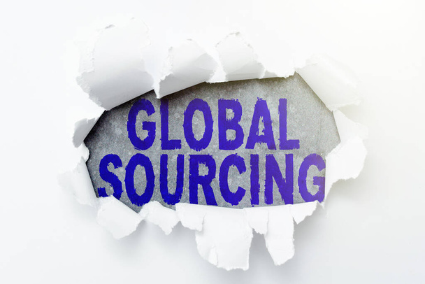Podpis tekstowy przedstawiający Global Sourcing. Słowo na praktykę pozyskiwania z globalnego rynku towarów myśląc nowe koncepcje pisania, Breaking Through Writers Block - Zdjęcie, obraz