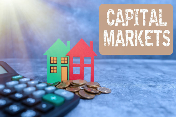 Kézírás szöveg Capital Markets. Üzleti áttekintés Lehetővé teszi a vállalkozások számára, hogy pénzt gyűjtsenek a piacbiztonság biztosításával Bemutatjuk a vadonatúj házat, a Home Sale Deal-t, a földtulajdont - Fotó, kép