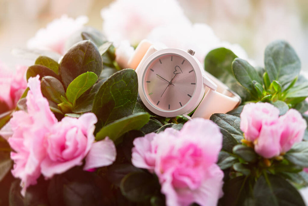 Watch wrist flowers. Pastel greeting card for Valentine's Day, Women's Day, Mother's Day. The concept of romance, tenderness, love, manifestation of feelings. Gift bouquet of pink beautiful flowers - Foto, Imagen