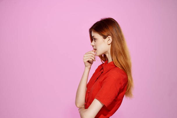 hezká žena v červených šatech módní elegantní styl růžové pozadí - Fotografie, Obrázek