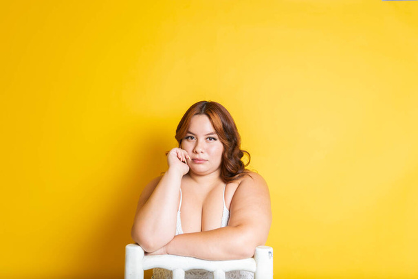 overgewicht model roodharige jonge vrouw modelleren met glimlach. vette latijnse vrouwen - Foto, afbeelding