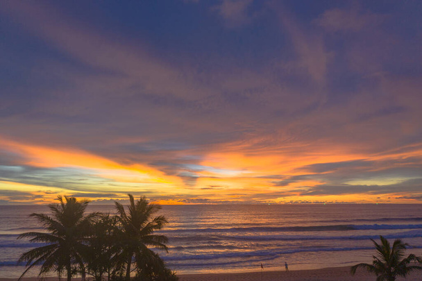 барвисті хмари змінюють колір в небі на заході сонця над морем
 - Фото, зображення