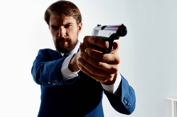 üzletemberek fegyver a kezében a maffia érzelmek ügynök pózol stúdió - Fotó, kép