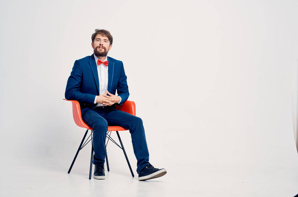 biznes człowiek siedzi na czerwonym krześle self-confidence manager biuro - Zdjęcie, obraz