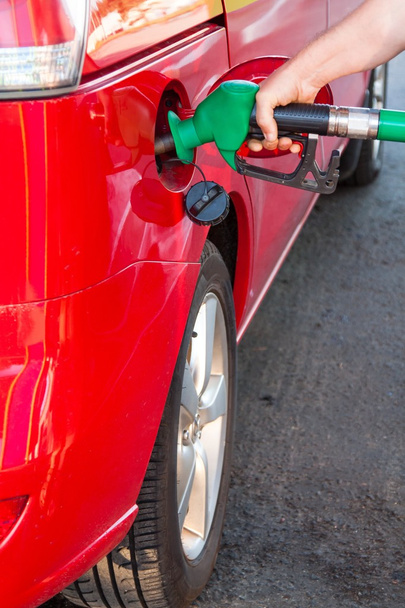 Araba benzin istasyonunda yakıt ikmali kişi - Fotoğraf, Görsel