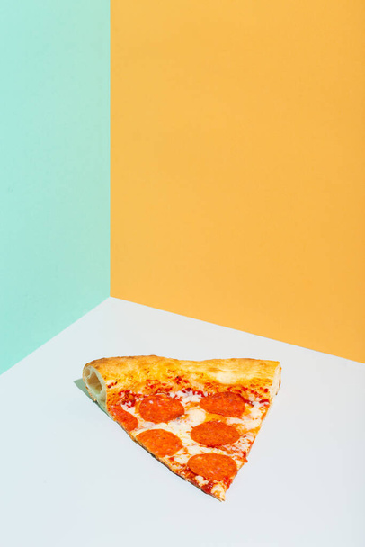 Krajíc Pepperoni Pizza oranžová šedá tyrkysový papír pozadí moderní - Fotografie, Obrázek