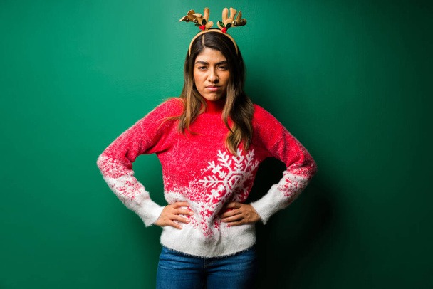 Ich will nicht zur Weihnachtsfeier. Wütende junge Frau in den Ferien verärgert und verbittert  - Foto, Bild