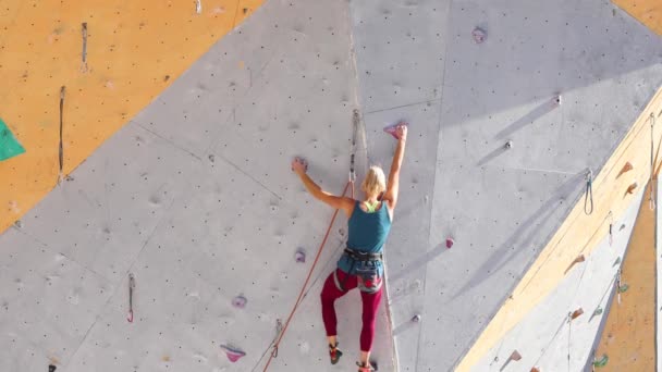 girl is engaged in rock climbing - Footage, Video
