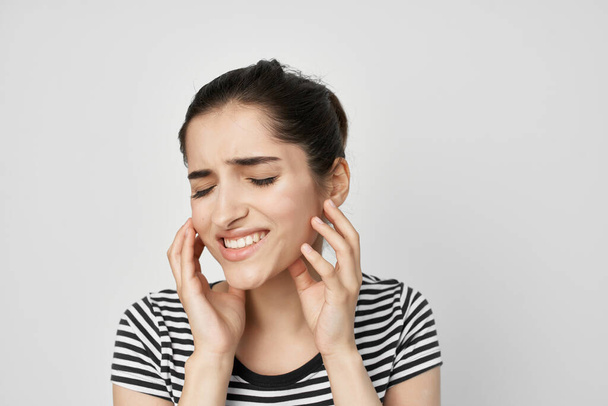 emotionaalinen nainen kiinni kasvoihin hammassärky terveydenhuollon valo tausta - Valokuva, kuva