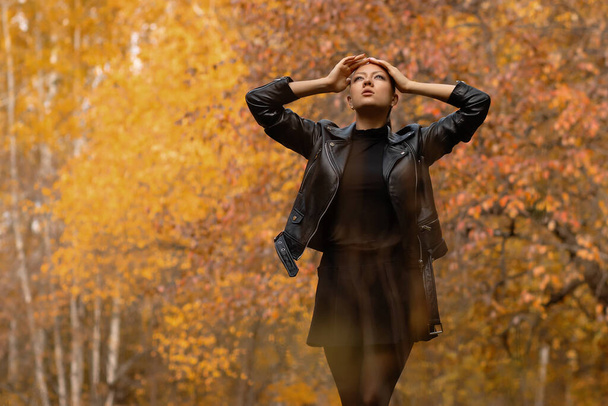 Moda de outono sazonal. Jovem mulher moderna vestindo roupas quentes na moda posando no parque de outono
. - Foto, Imagem
