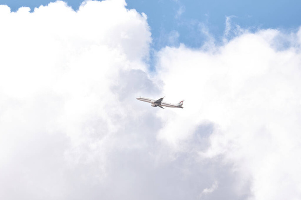 Madryt, Hiszpania; 09-25-2021: Royal Air Maroc Aircraft, model Embraer E190 Ar, przelatujący przez chmury krótko po starcie - Zdjęcie, obraz
