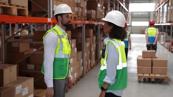 Supervisores de almacén estrechando la mano durante la reunión - Metraje, vídeo