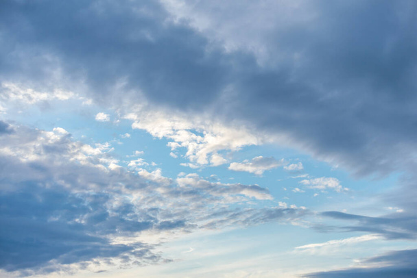 Sininen taivas ja pilvet pastellivärit - Valokuva, kuva