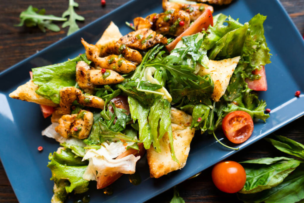 Health food for fitness with chicken, vegetables, herbs, spices and olive oil. High in antioxidants, minerals and vitamins. Healthy homemade chicken salad, diet food, vitamin snack. - 写真・画像