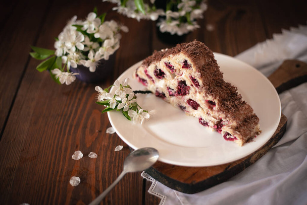 Kirazlı ve ahşap bir masada kremalı ev yapımı pasta..  - Fotoğraf, Görsel
