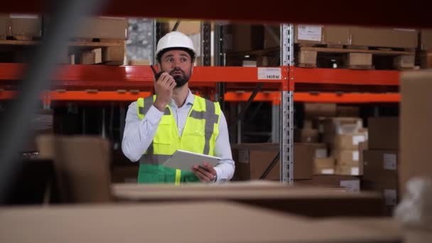 Μηχανικός που επικοινωνεί μέσω ραδιοφώνου σε αποθήκη - Πλάνα, βίντεο