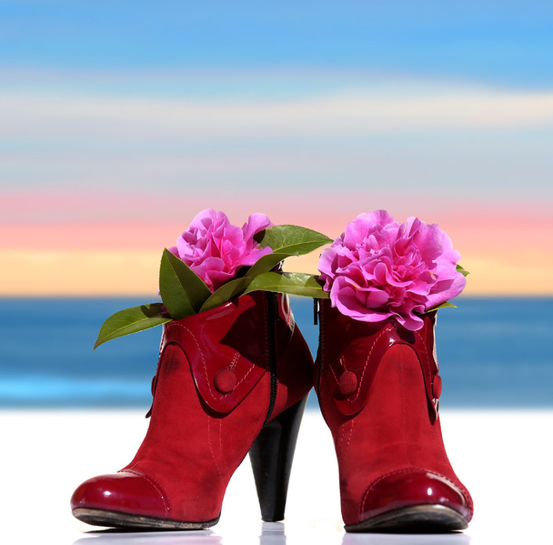 赤の女性靴聖霊降臨祭の花 - 写真・画像