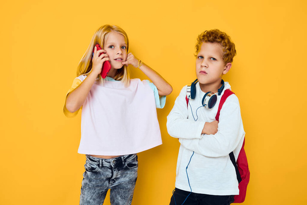 мальчик и девочка подростки смотрят в смартфон и играют в игры - Фото, изображение