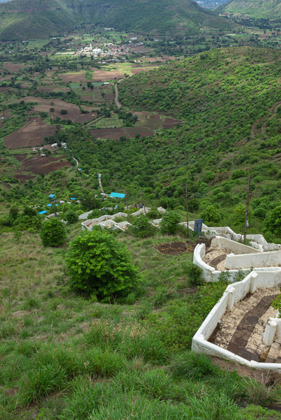 Pohled na schody vedoucí do vesnice Shevare, Mangi Tungi, Nashik, Maháráštra, Indie. - Fotografie, Obrázek