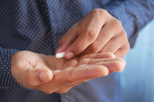 Közelkép a férfi kéz tartó tabletták másolási hely  - Fotó, kép